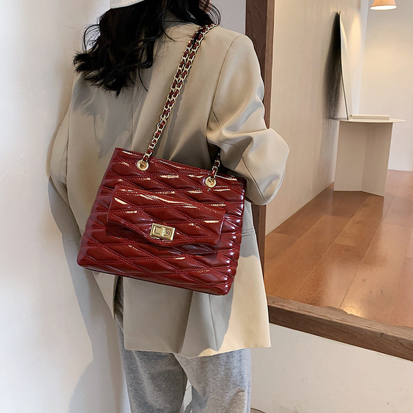 Stilīga sieviešu soma no eko ādas ar priekšējo kabatu