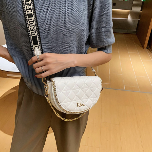 Sieviešu moderna eko-ādas soma ar garu metāla rokturi