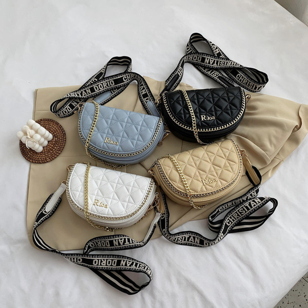 Sieviešu moderna eko-ādas soma ar garu metāla rokturi