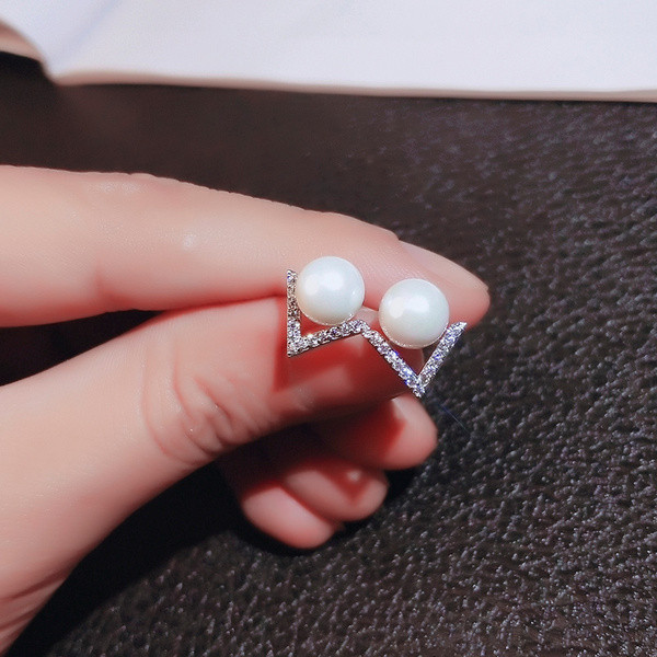 Háromszög alakú női fülbevaló gyönggyel