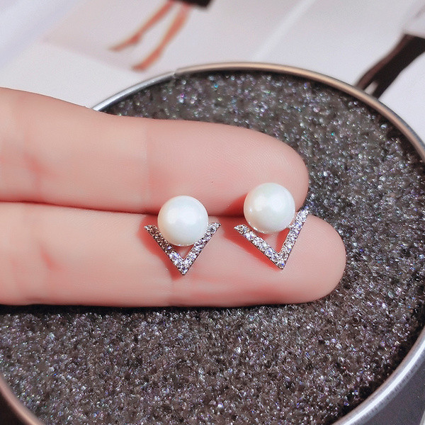 Háromszög alakú női fülbevaló gyönggyel