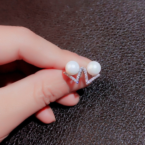Háromszög alakú női fülbevaló gyönggyel