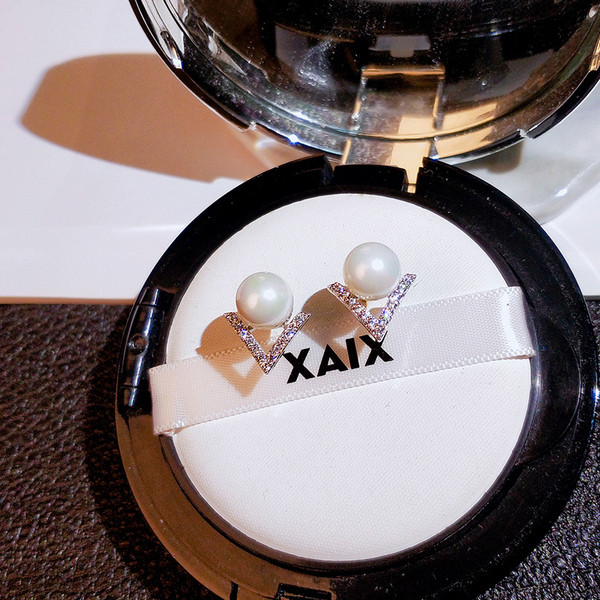 Háromszög alakú női fülbevaló gyönggyel