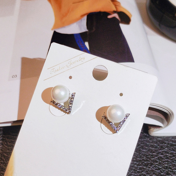 Háromszög alakú női fülbevaló gyönggyel