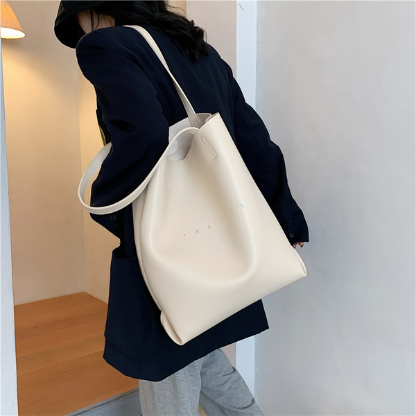 Ekobőr széles modellből készült alkalmi női táska