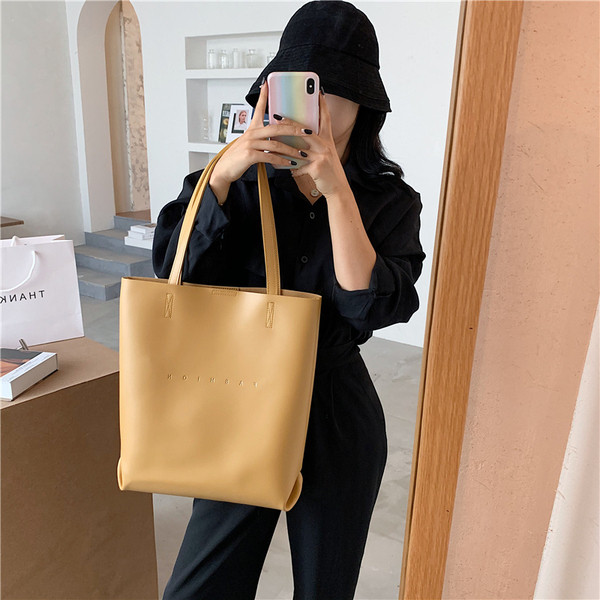 Ekobőr széles modellből készült alkalmi női táska