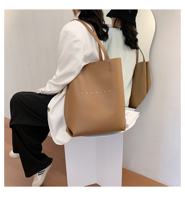 Ekobőr széles modellből készült alkalmi női táska