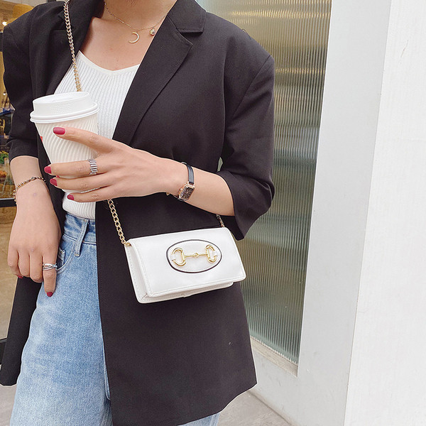 Női kis táska fém fogantyúval és csattal