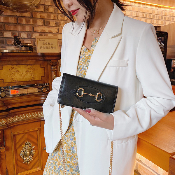 Női kis táska fém fogantyúval és csattal