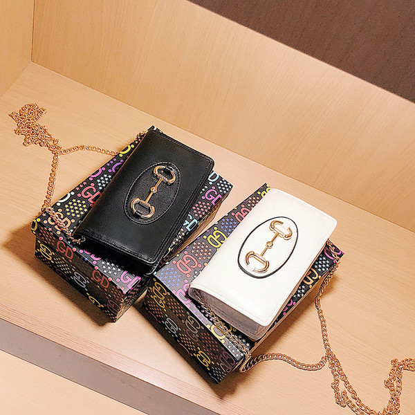 Női kis táska fém fogantyúval és csattal