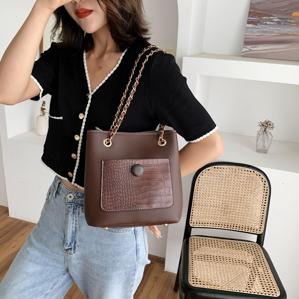 Pašreizējais sieviešu somas plats modelis ar priekšējo kabatu