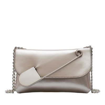 Stílusos női kis lakkbőr táska hosszú füllel