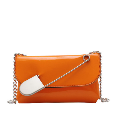 Stílusos női kis lakkbőr táska hosszú füllel