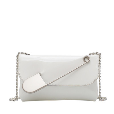 Stílusos női kis lakkbőr táska hosszú füllel