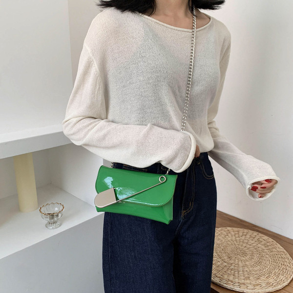 Stílusos női kis lakkbőr táska hosszú füllel