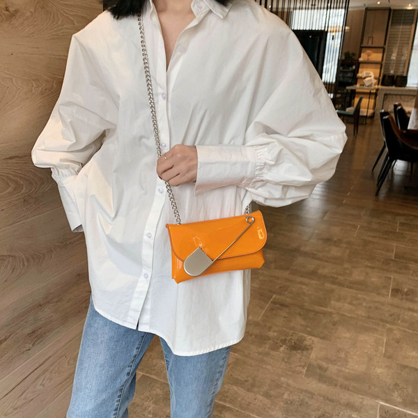 Stílusos női kis lakkbőr táska hosszú füllel