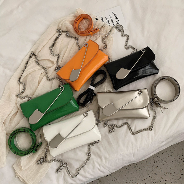 Stílusos női kis lakkbőr táska hosszú füllel