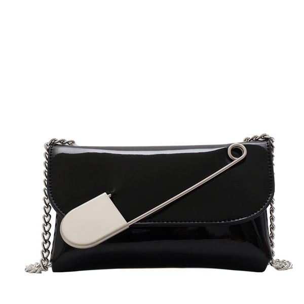 Stílusos női kis lakkbőr táska hosszú füllel