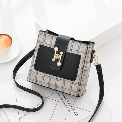 Maza sieviešu soma ar metāla aizdari un garu rokturi