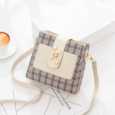 Maza sieviešu soma ar metāla aizdari un garu rokturi