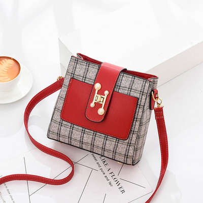 Maza sieviešu soma ar metāla aizdari un garu rokturi