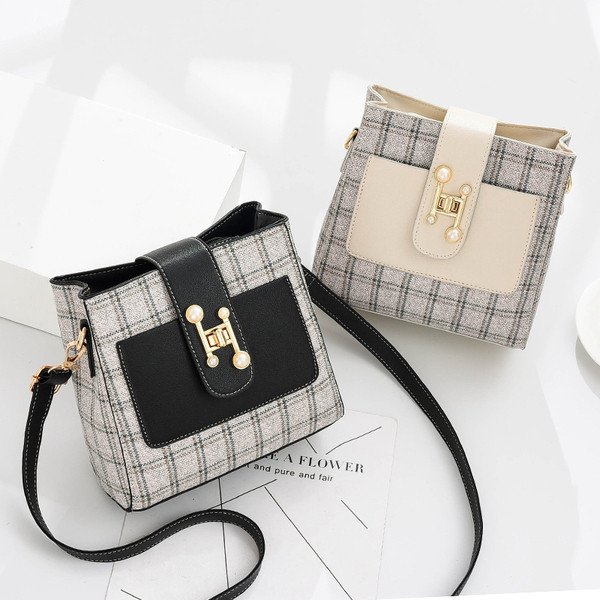 Kis női táska fém csattal és hosszú füllel