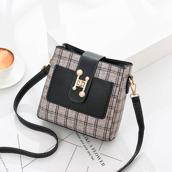 Kis női táska fém csattal és hosszú füllel