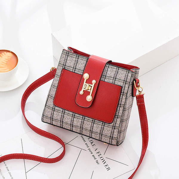 Kis női táska fém csattal és hosszú füllel