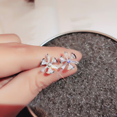 Egyszerű női fülbevaló kövekkel