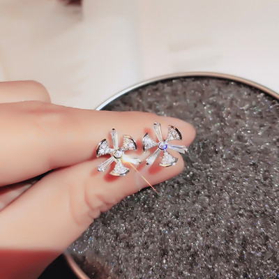 Egyszerű női fülbevaló kövekkel