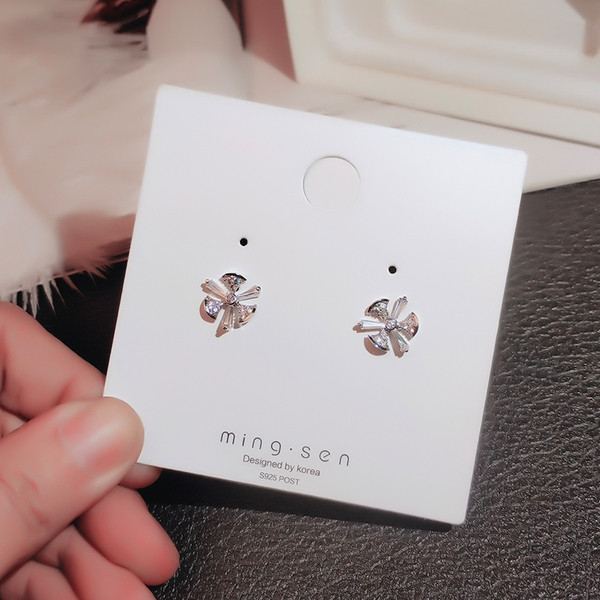 Egyszerű női fülbevaló kövekkel