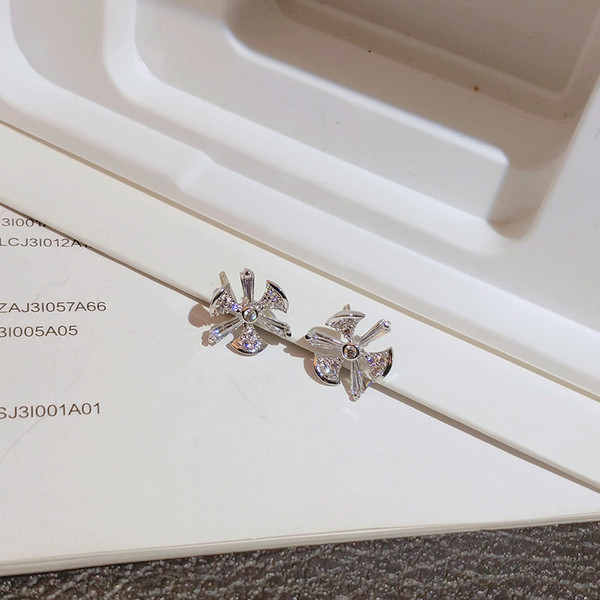 Egyszerű női fülbevaló kövekkel