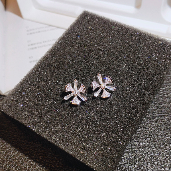 Egyszerű női fülbevaló kövekkel