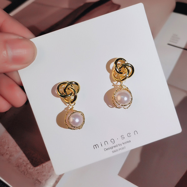 Zelta sieviešu auskari ar pērlēm un akmeņiem