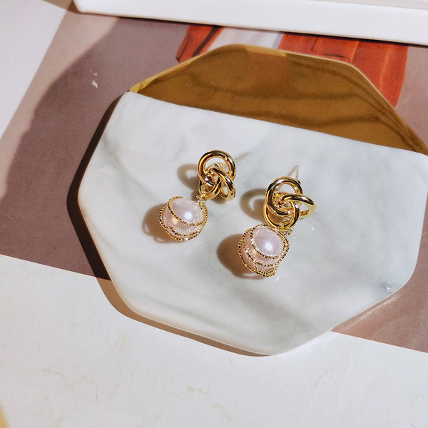 Zelta sieviešu auskari ar pērlēm un akmeņiem