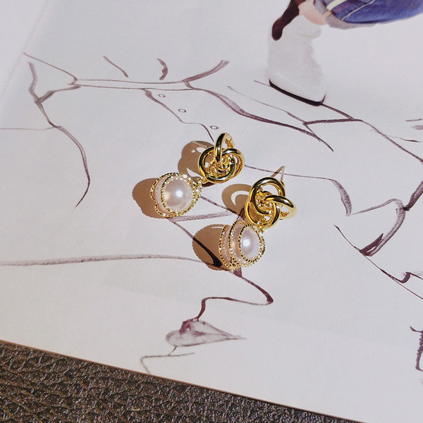 Zelta sieviešu auskari ar pērlēm un akmeņiem