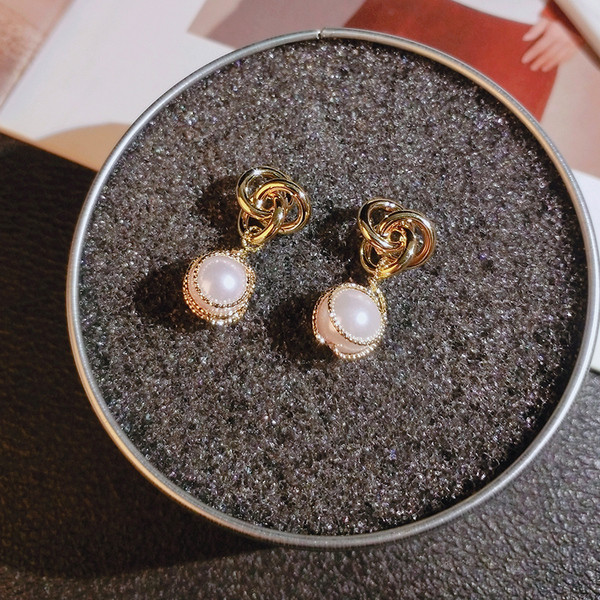 Zelta sieviešu auskari ar pērlēm un akmeņiem