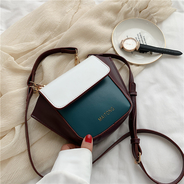 Stílusos női válltáska felirattal