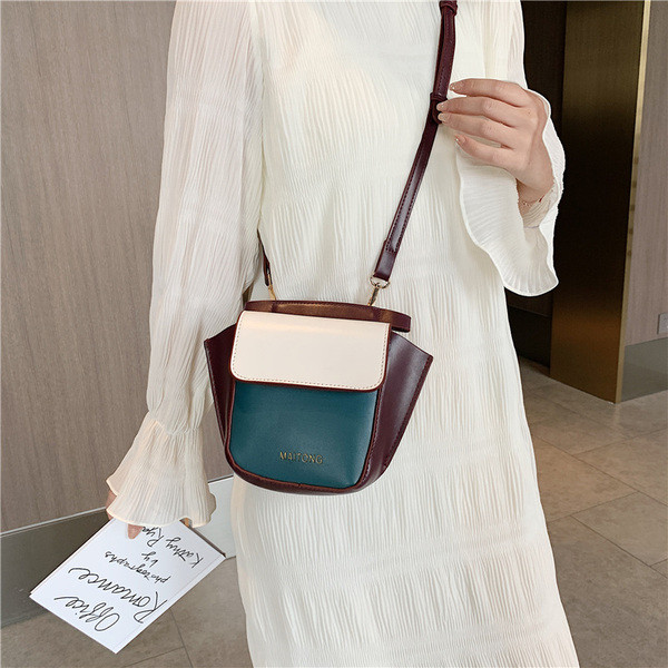 Stílusos női válltáska felirattal