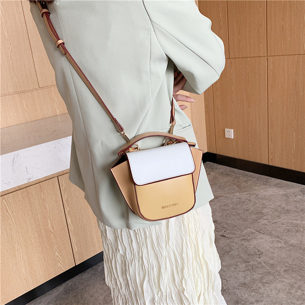 Stílusos női válltáska felirattal