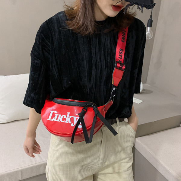 Sieviešu ikdienas soma ar garu rokturi un uzrakstu