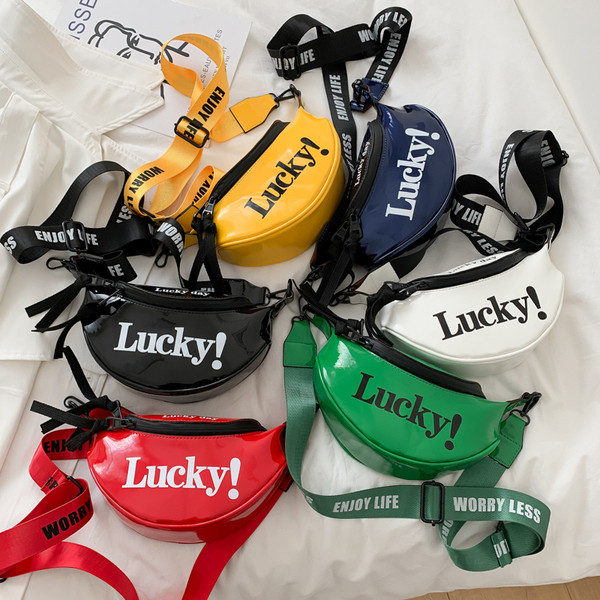 Sieviešu ikdienas soma ar garu rokturi un uzrakstu