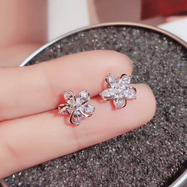 Lihtsad naiste kividega lillekujulised kõrvarõngad