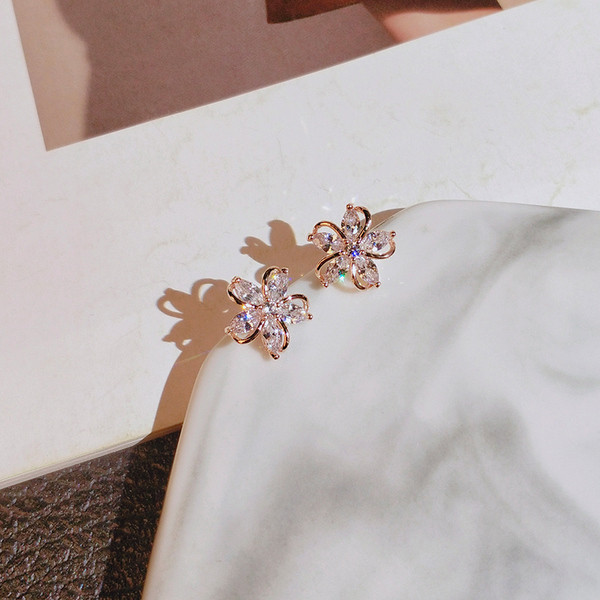 Lihtsad naiste kividega lillekujulised kõrvarõngad