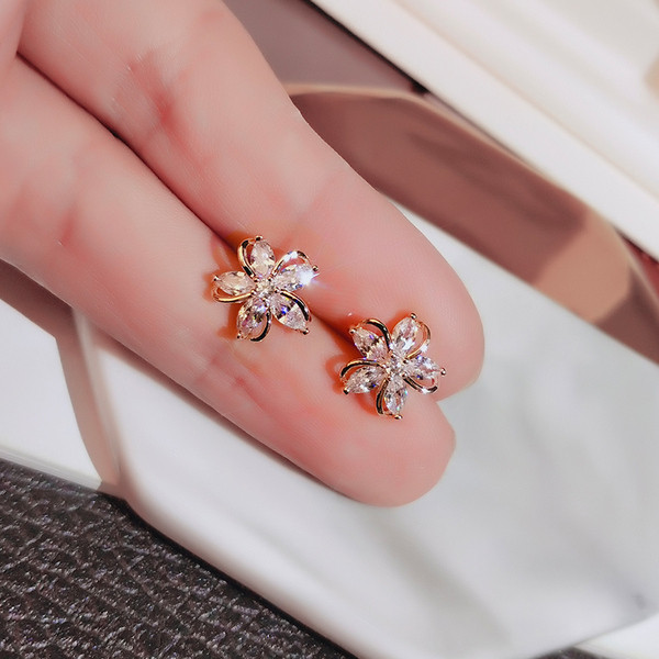 Lihtsad naiste kividega lillekujulised kõrvarõngad