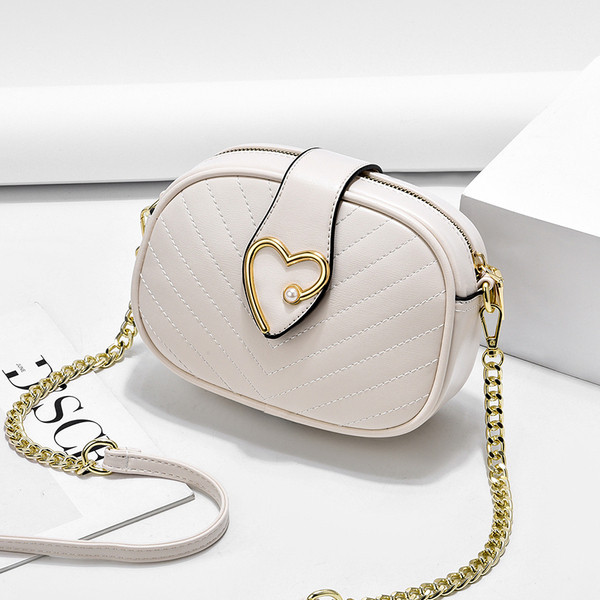 Eko bőrből készült, kisméretű, hétköznapi női táska hosszú füllel és szívvel