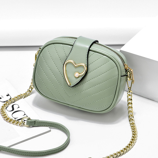 Eko bőrből készült, kisméretű, hétköznapi női táska hosszú füllel és szívvel