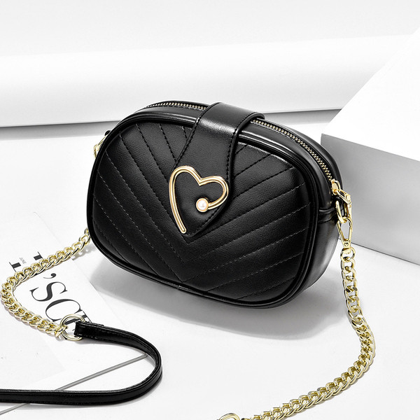 Eko bőrből készült, kisméretű, hétköznapi női táska hosszú füllel és szívvel