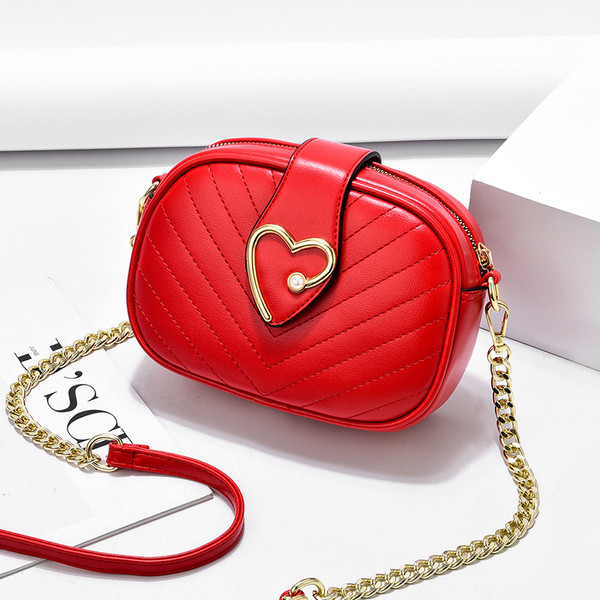 Eko bőrből készült, kisméretű, hétköznapi női táska hosszú füllel és szívvel