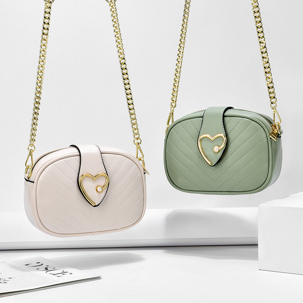 Eko bőrből készült, kisméretű, hétköznapi női táska hosszú füllel és szívvel